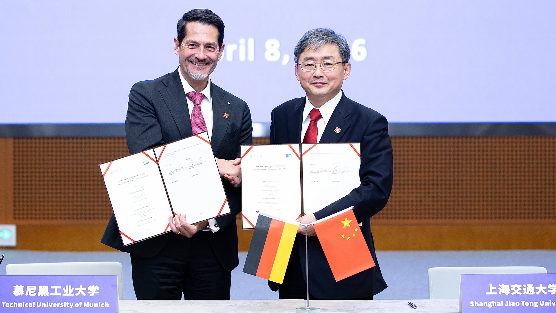 TUM-Präsident Thomas F. Hofmann (l.) und Ding Kuiling, Präsident der SJTU 