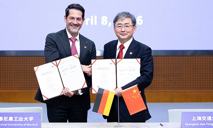 TUM-Präsident Thomas F. Hofmann (l.) und Ding Kuiling, Präsident der SJTU 
