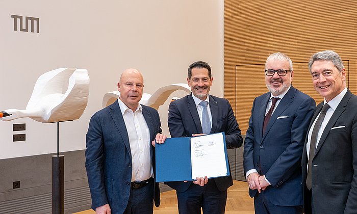 Stiftungsvorstand Prof. Reinhold Mayer, TUM-Präsident Prof. Thomas F. Hofmann, Dekan Prof. Christoph Kaserer und Prof. Joachim Weber, Mitglied des Stiftungskuratoriums, nach der Vertragsunterzeichnung.
