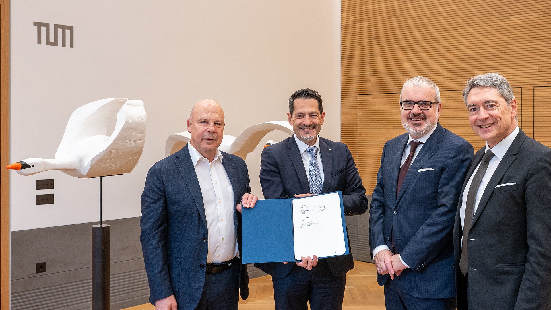 Stiftungsvorstand Prof. Reinhold Mayer, TUM-Präsident Prof. Thomas F. Hofmann, Dekan Prof. Christoph Kaserer und Prof. Joachim Weber, Mitglied des Stiftungskuratoriums, nach der Vertragsunterzeichnung.