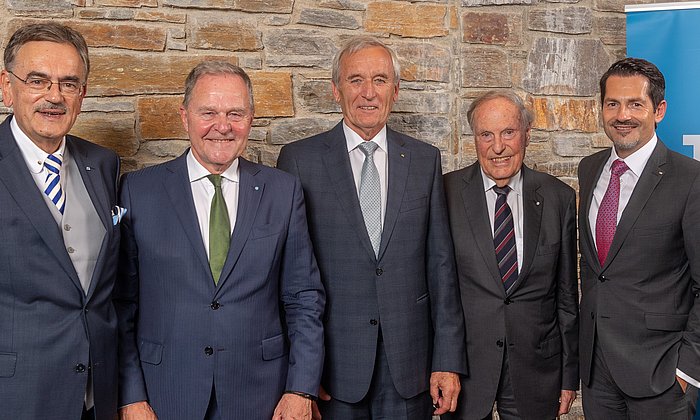 Prof. Dr. Wolfgang A. Herrmann, Präsident der TUM, (r.) und Prof. Dr. Thomas Hofmann, designierter Präsident der TUM, (r.) verleihen den Goldenen Ehrenring der TUM an Dr. Wolfgang Heubisch, Prof. Arnulf Melzer und Dr. Hermann Balle (v.l.n.r.).