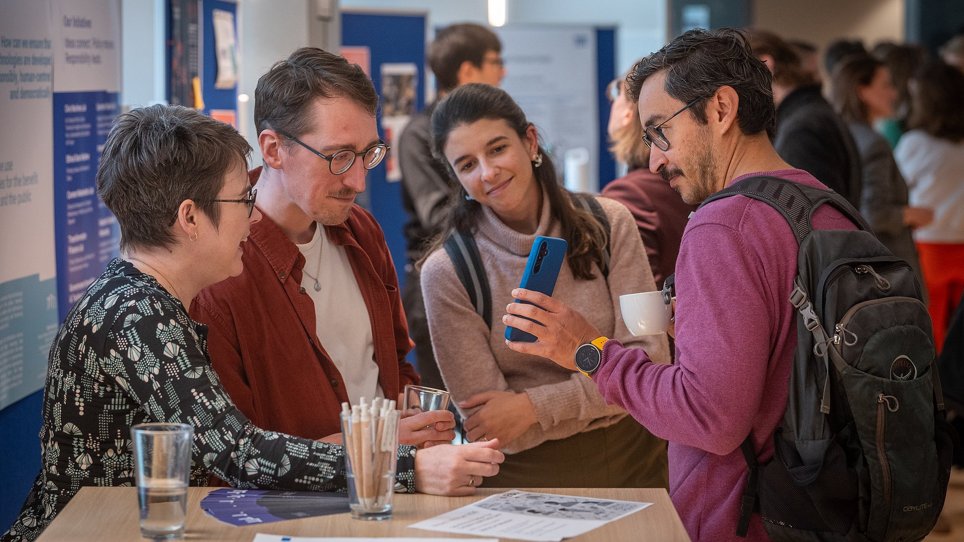Vier Menschen unterhalten sich bei der Eröffnung des TUM Public Science Lab 