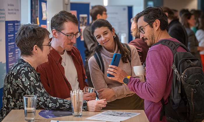 Vier Menschen unterhalten sich bei der Eröffnung des TUM Public Science Lab 
