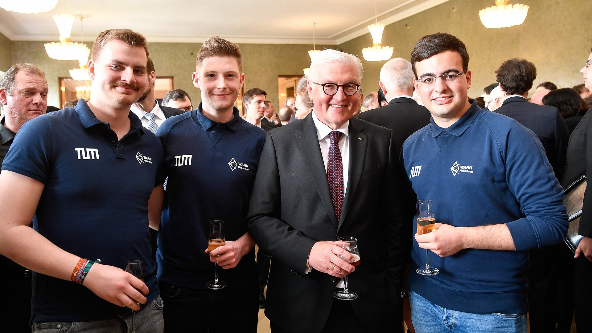 Bundespräsident Frank-Walter Steinmeier mit männlichen Studierenden des Forschungsprogramms TUM Hyperloop. Steinmeier sprach beim Festakt anlässlich des 150-jährigen Jubiläums der Technischen Universität München im Herkulessaal der Münchner Residenz.