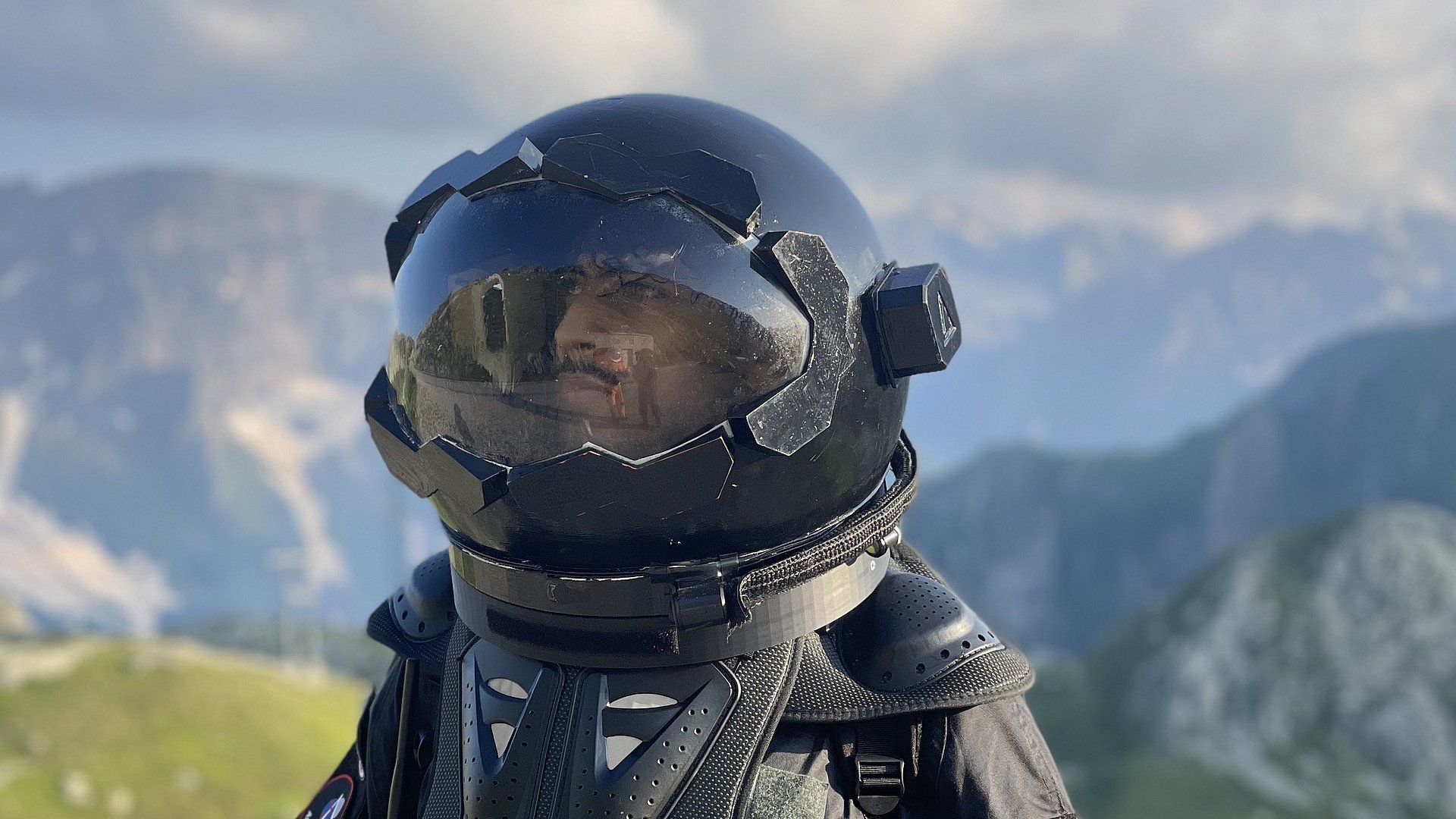 Studentischer Astronaut Ilyasse Taame mit Raumanzug