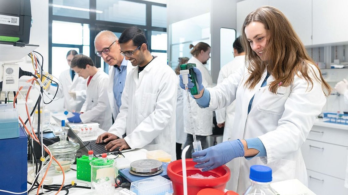 Probenpräparation im Labor von Prof. Bausch durch Forschende.