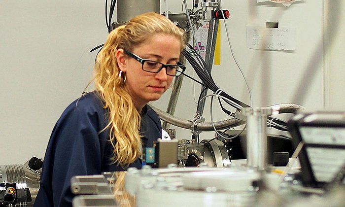Prof. Dr. Birgitta Bernhardt an der Messkammer im Physik-Department der TU München. (Foto: Michael Mittermair / TUM)