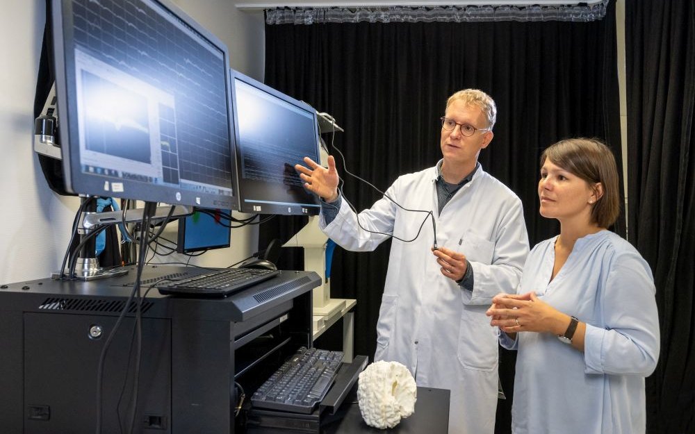 Prof. Simon Jacob und Prof. Julijana Gjorgijeva sprechen vor PC-Bildschirmen.