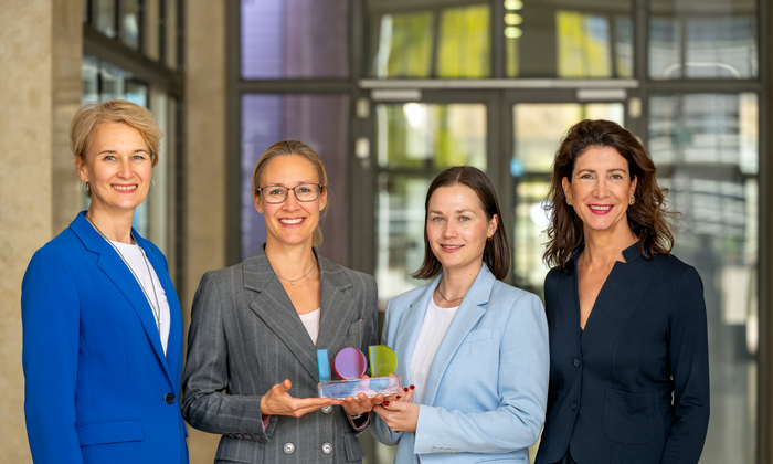 Four women, including Prof. Claudia Peus and Dr. Alina Gales, holding the 2024 Impact of Diversity Award