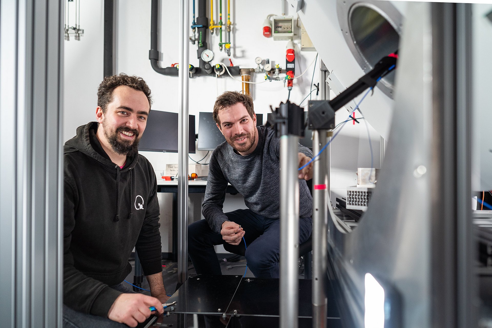 Erstautor Karl D. Briegel (l.) mit Prof. Dominik B. Bucher und ihrem neuen Mikroskop.