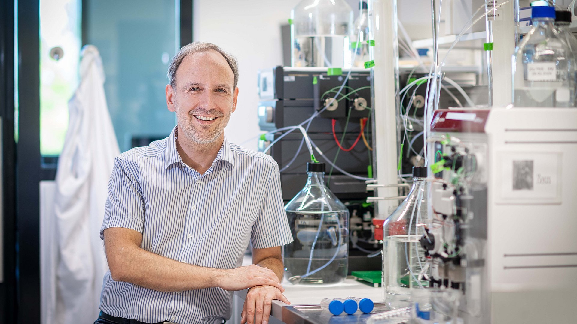 Oliver Lieleg, Professor of Biopolymer Materials at TUM, and his team develop mucin-based materials for medical applications.