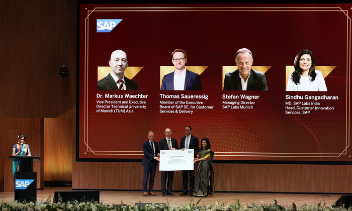 Vertreterinnen und Vertreter von SAP und TUM präsentieren gemeinsam eine Tafel, die eine verstärkte Zusammenarbeit symbolisiert.