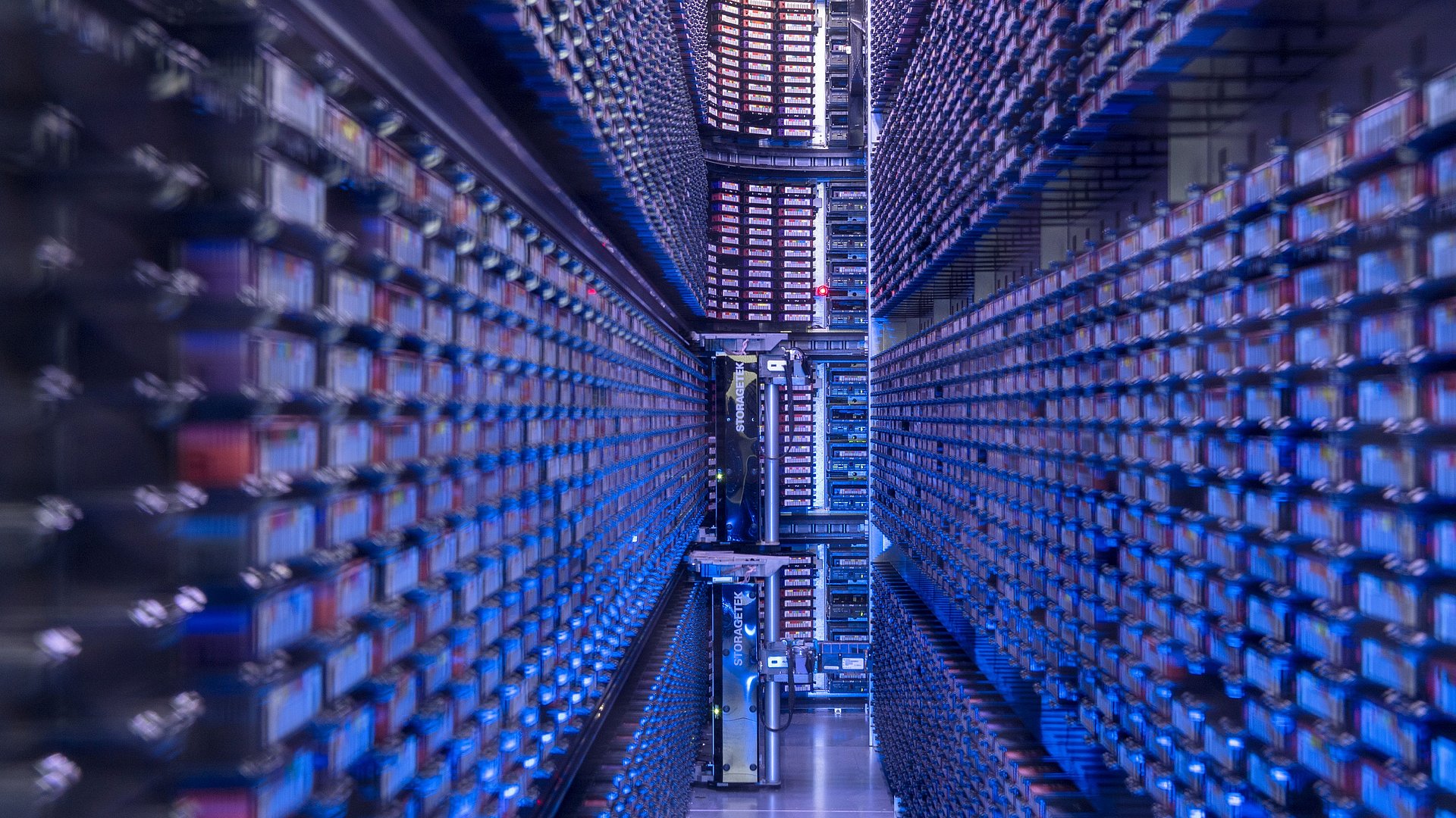 Image of the interior of the Leibniz Supercomputing Centre of the Bavarian Academy of Sciences and Humanities