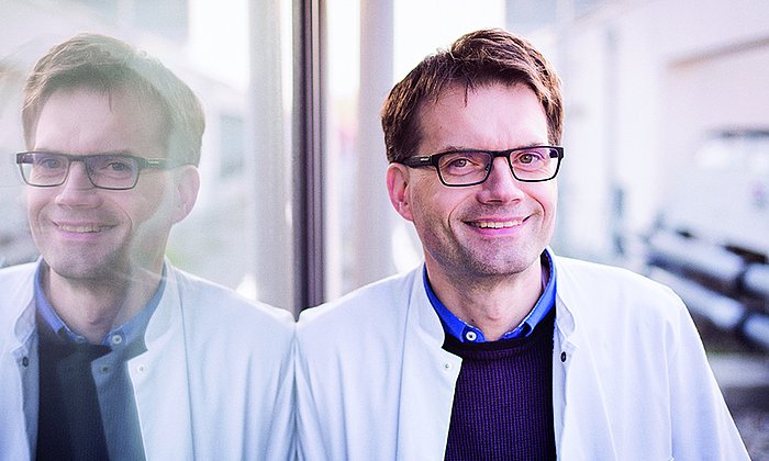 Prof. Thomas Korn untersucht die Rolle der B-Zellen bei der Multiplen Sklerose. (Bild: M. Jooss / TUM)