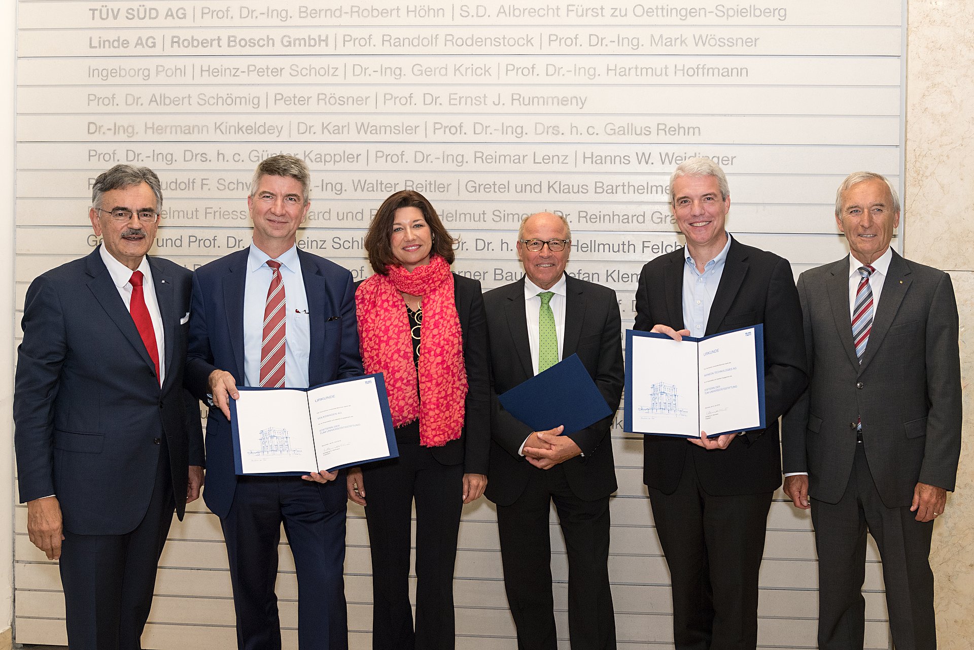 TUM-Präsident Prof. Wolfgang A. Herrmann mit Dr. Ulrich Eichhorn (VW), Dr. Sandra Bogdanovic (TUM Fundraising), Alfred Gaffal (vbw), Ralf Memmel (Infineon) und Prof. Arnulf Melzer (TUM Fundraising) (v.l.) (Bild: Benz / TUM)