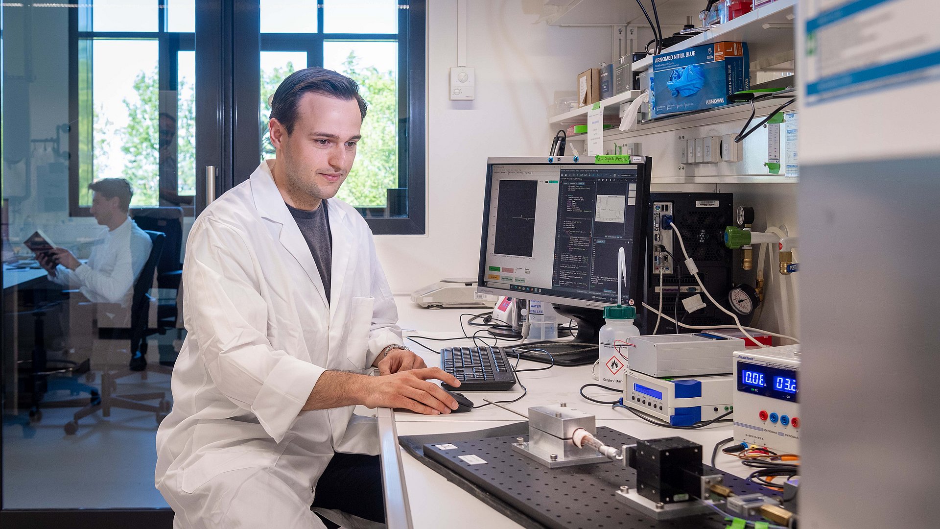 Die Forschenden entwickeln Beschichtungen für Intubationsschläuche, um Gewebeschäden vorzubeugen. Hier testen sie die neuen Beschichtungen im Versuchsaufbau im Labor.