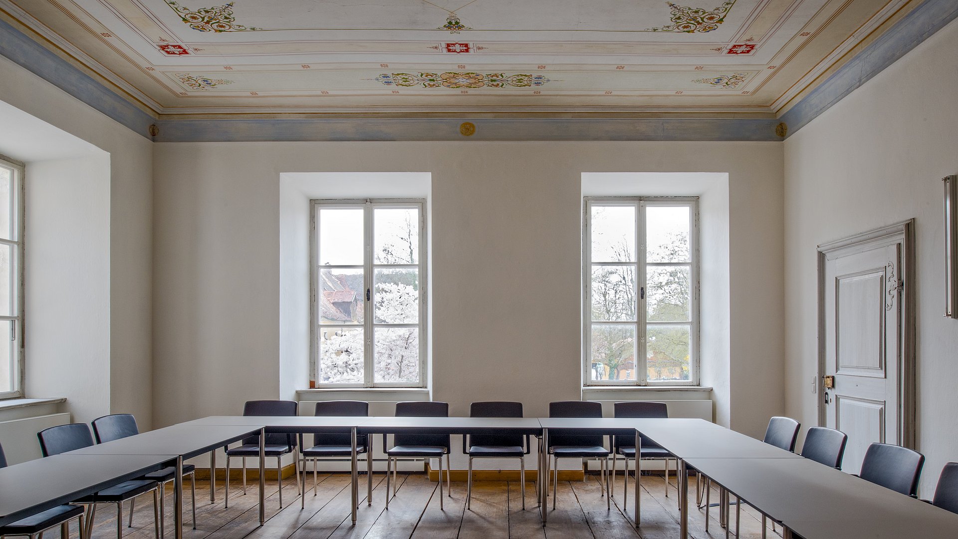 Blick in einen leeren Seminarraum am Akademiezentrum. 