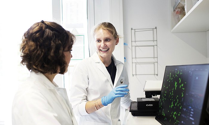 Biophysikerinnen in einem Labor der TUM.