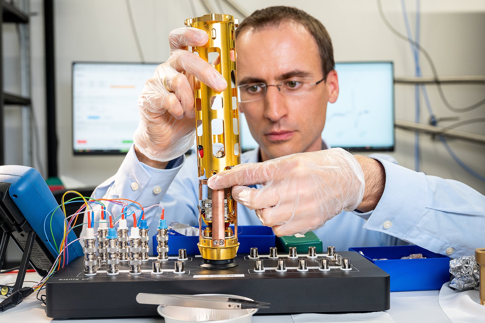 Prof. Andreas Reiserer in seinem Labor mit einem experimentellen Aufbau.