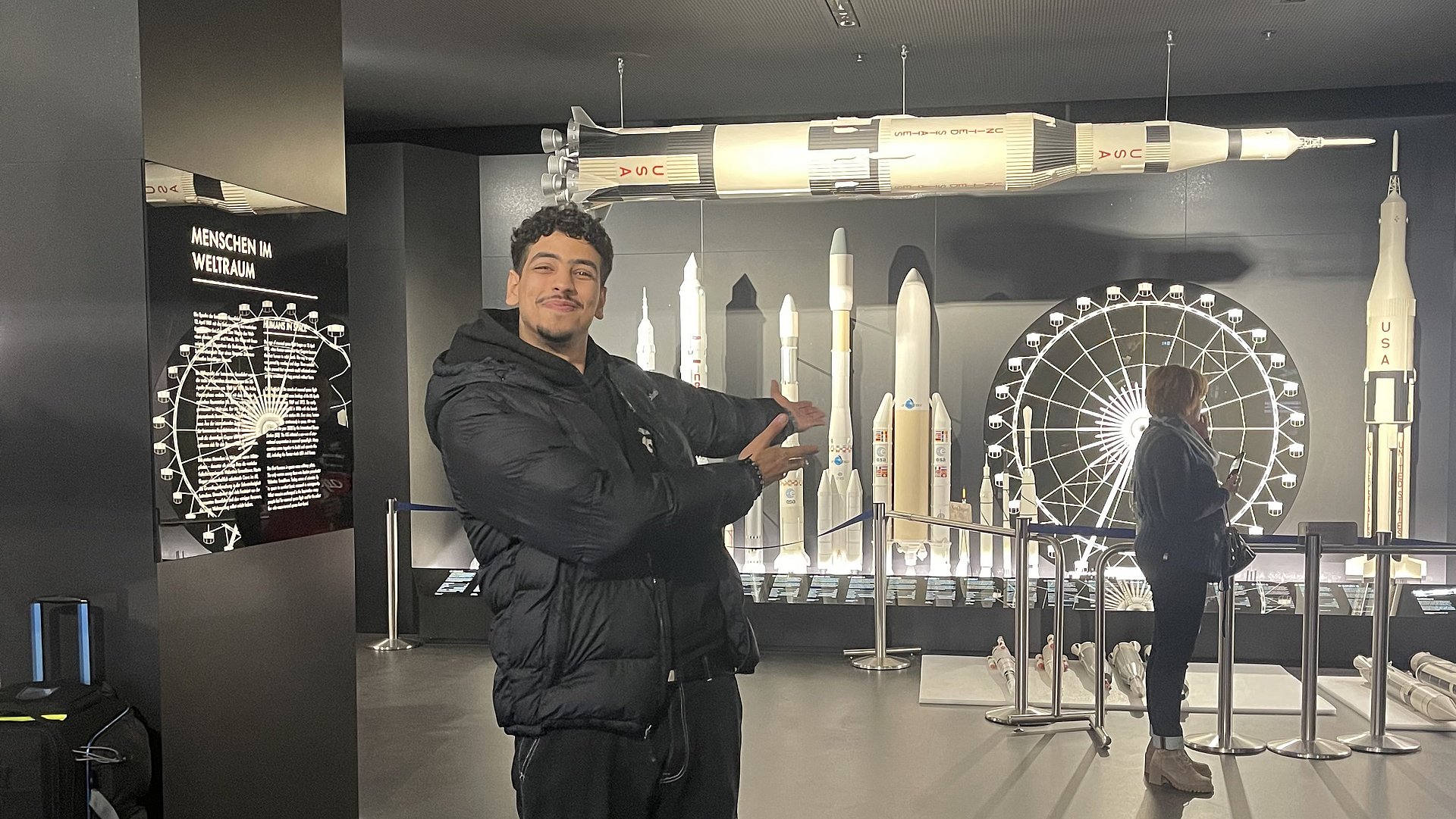 Ilyasse Taame vor Raketenmodellen im Museum