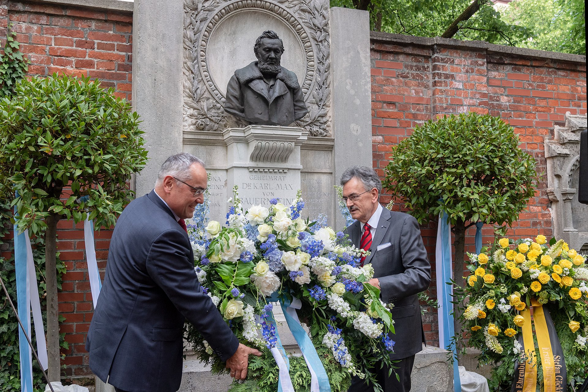 President Wolfgang A. Herrmann and Chancellor Albert Berger (left) place a wreath at the tomb. (Photo: A. Heddergott/ TUM)