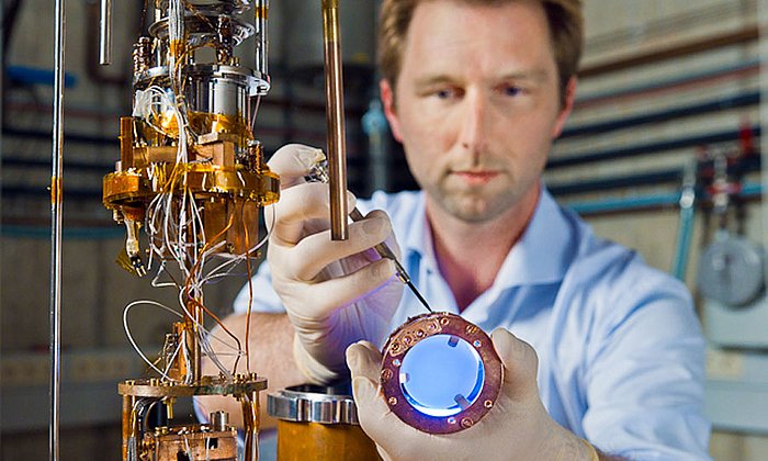 Dr. Jean-Come Lanfranchi im Untergrundlabor der Physik