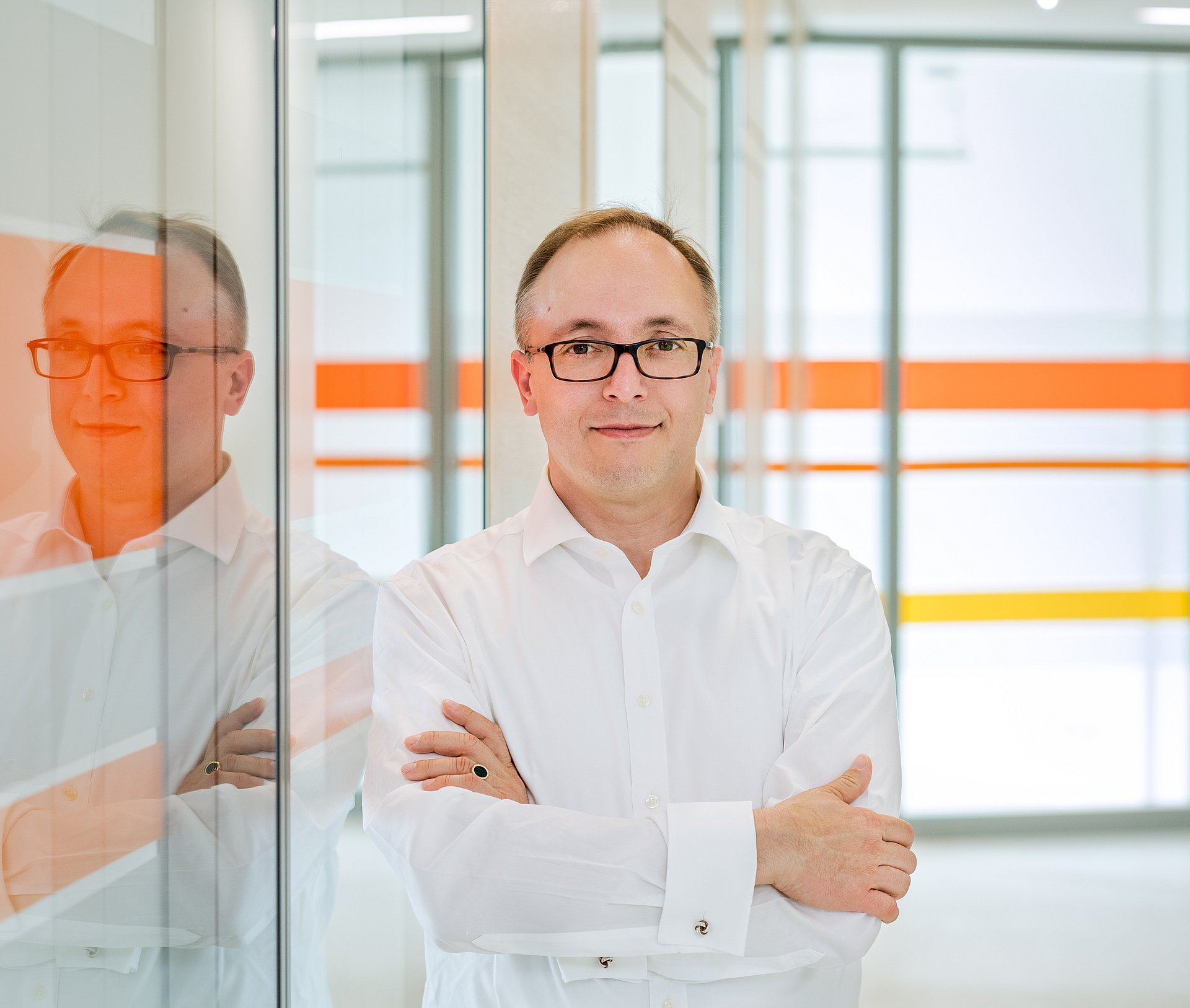 Oliver Hayden ist Professor für Biomedizinische Elektronik und entwickelt im Rahmen seiner Forschung neuartige Verfahren für in-vitro diagnostische und biomedizinische Fragestellungen.