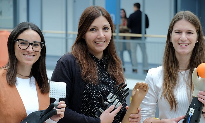 Handprothesen sind das Spezialgebiet der Wissenschaftlerinnen Dr. Patricia Capsi-Morales (links), Prof. Cristina Piazza (Mitte) und Doktorandin Johanna Happold von der Technischen Universität München (TUM).