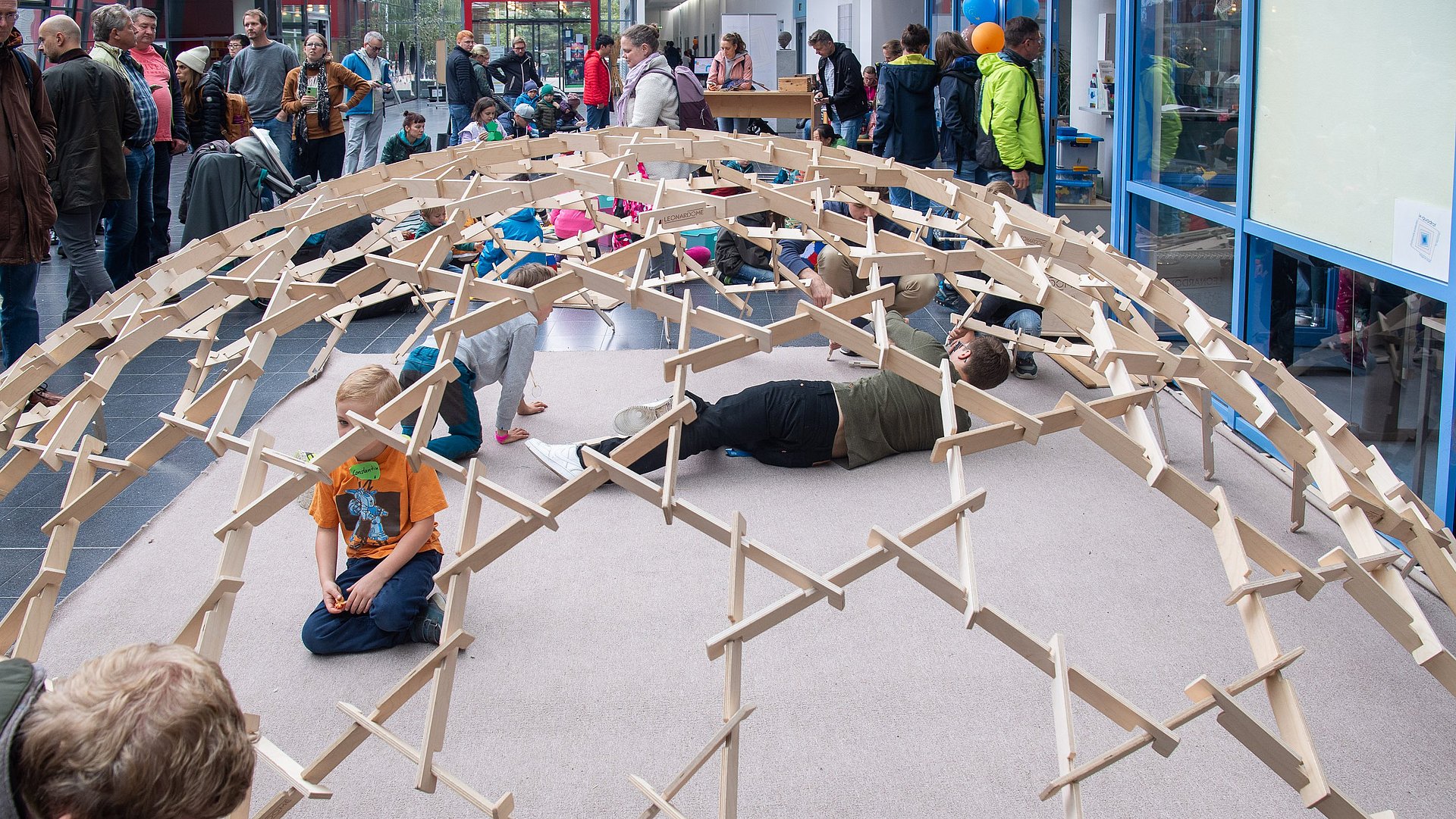 Tüfteln, knobeln und spielen konnten die kleinen Forscherinnen und Forscher in der Mathematik-Ausstellung ix-Quadrat.