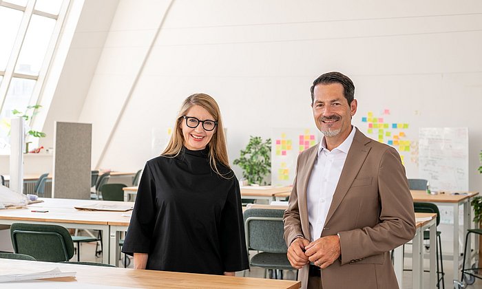 Prof. Annette Diefenthaler, Executive Director des Munich Design Institute, und Präsident Prof. Thomas Hofmann.