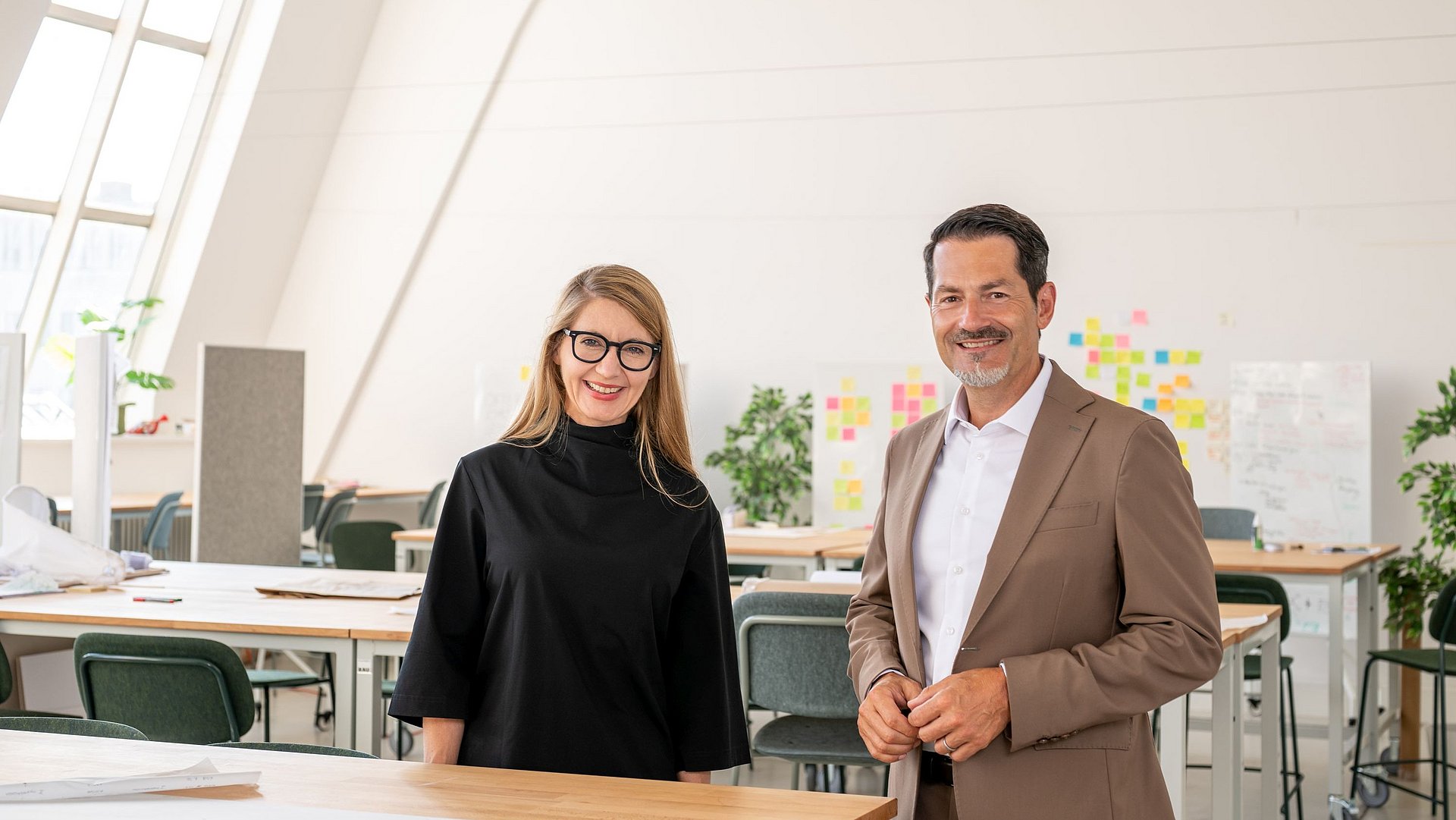 Prof. Annette Diefenthaler, Executive Director des Munich Design Institute, und Präsident Prof. Thomas Hofmann.