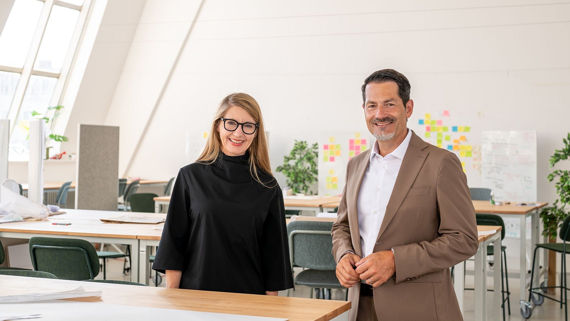 Prof. Annette Diefenthaler, Executive Director des Munich Design Institute, und Präsident Prof. Thomas Hofmann.
