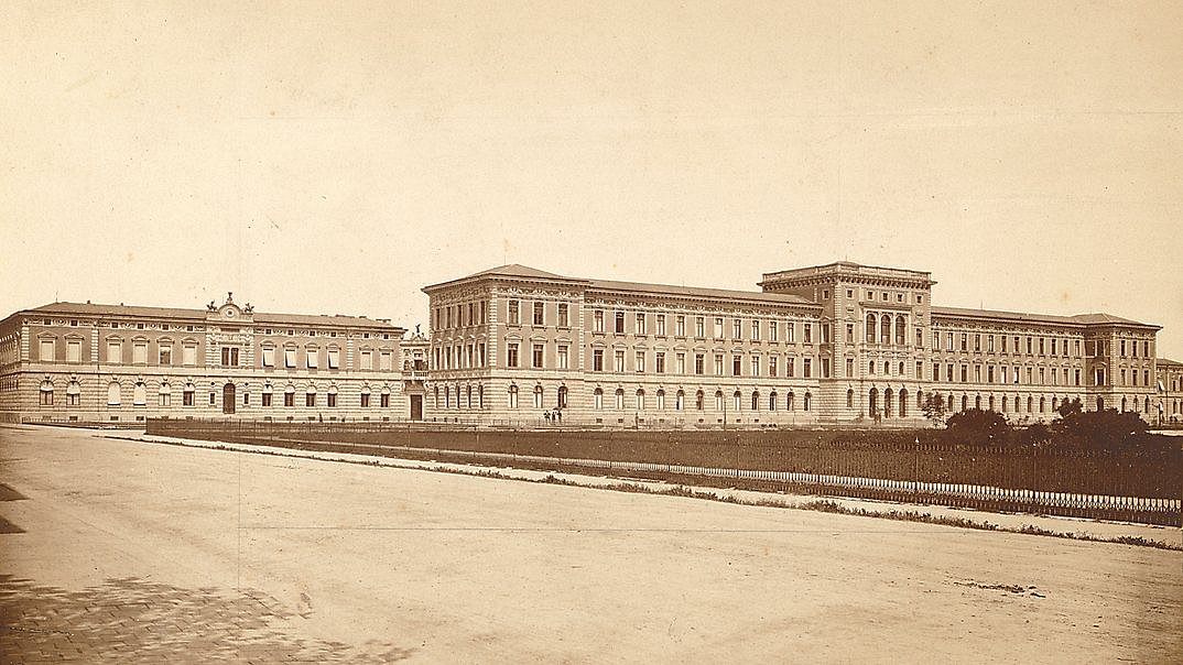 Fotografie des Haupttrakts der Polytechnischen Schule München, erbaut von Gottfried von Neureuther, fotografiert ca. 1874.