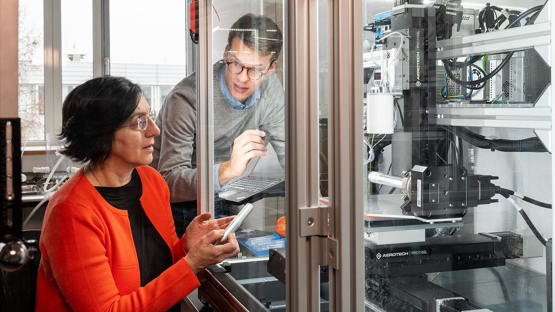 Forschende in einem Labor am Munich Institute of Biomedical Engineering