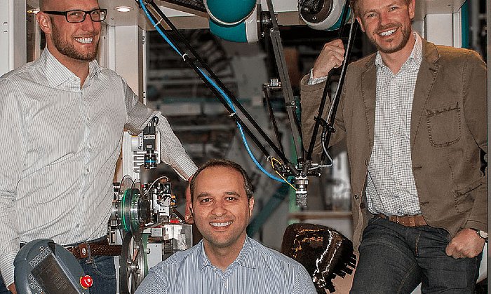 Die Cevotec-Gründer Felix Michl, Neven Majic und Thorsten Gröne vor dem Prototypen ihrer Produktionsanlage.