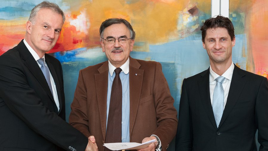 Bei der Unterzeichnung des Stiftungsvertrags (v.li.): Dr. Christof Mascher, Vorstandsmitglied der Allianz SE; Prof. Wolfgang A. Herrmann, Präsident der TUM; Dr. Andreas Braun, Head, Global Data & Analytics Allianz SE.