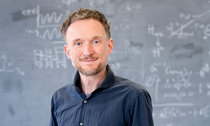 Frank Pollmann is Professor of Theoretical Solid State Physics at the TUM School of Natural Sciences.