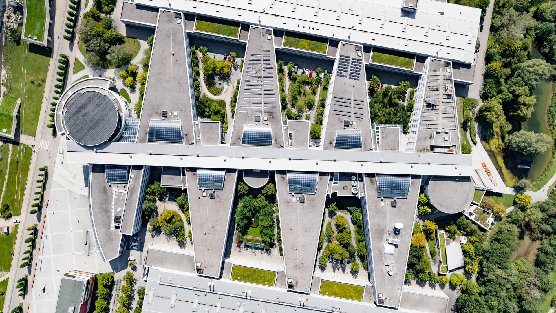 Eine Drohnen-Aufnahme zeigt das Maschinenwesen-Gebäude der TUM School of Engineering and Design am Campus Garching-Forschungszentrum von oben.