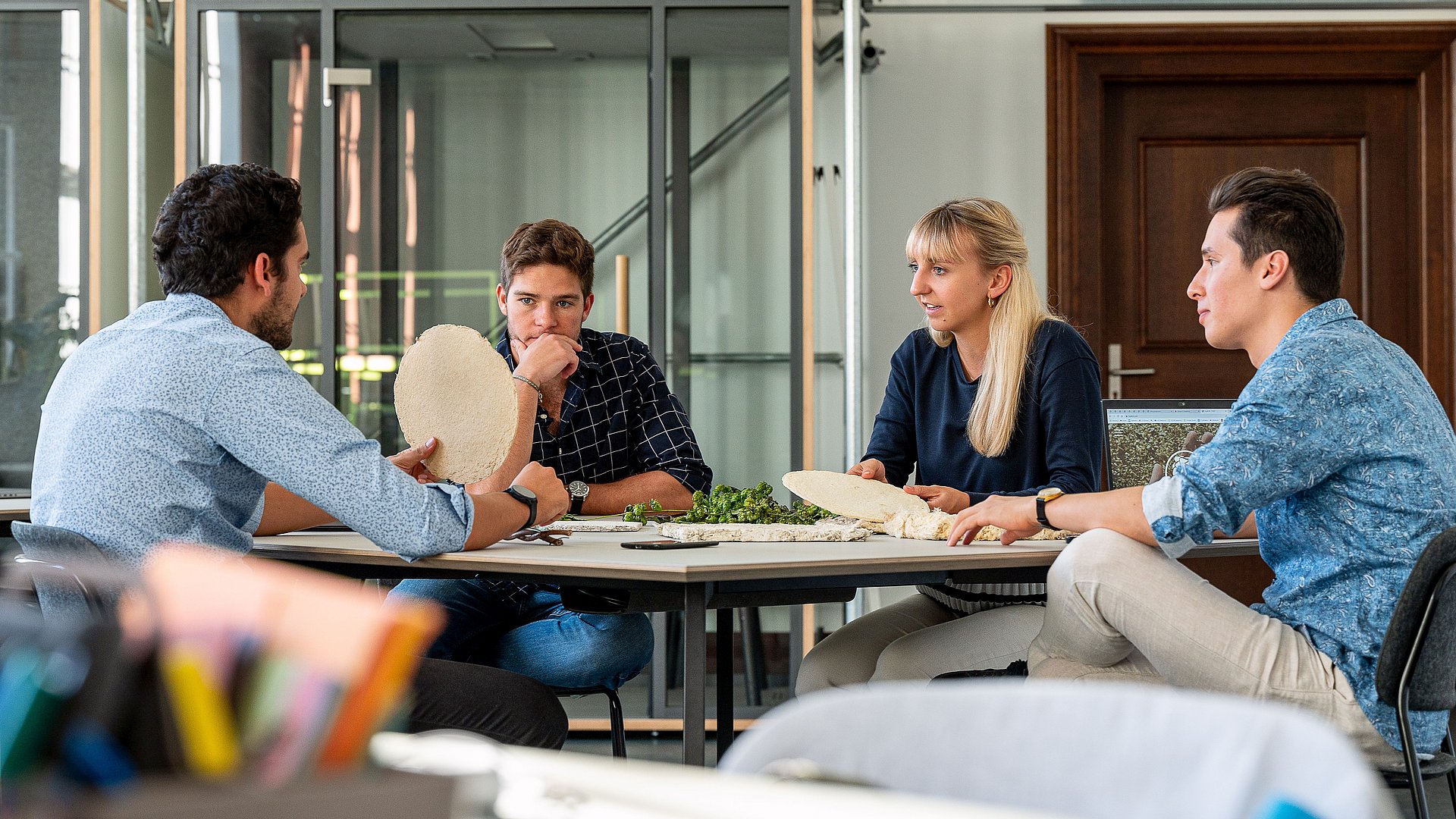 Das Team von HopfON sitzt am Tisch und diskutiert