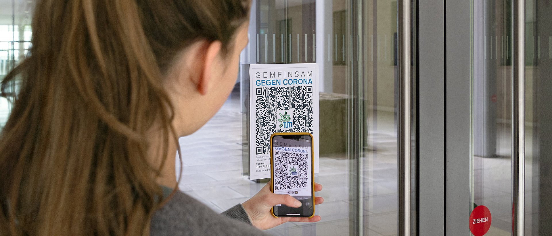 Ein QR-Code wird mit einem Handy gescannt