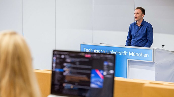 Prof. Stephan Krusche wird bei seinen Vorlesungen unterstützt von Chatbot Iris