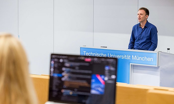 Prof. Stephan Krusche wird bei seinen Vorlesungen unterstützt von Chatbot Iris