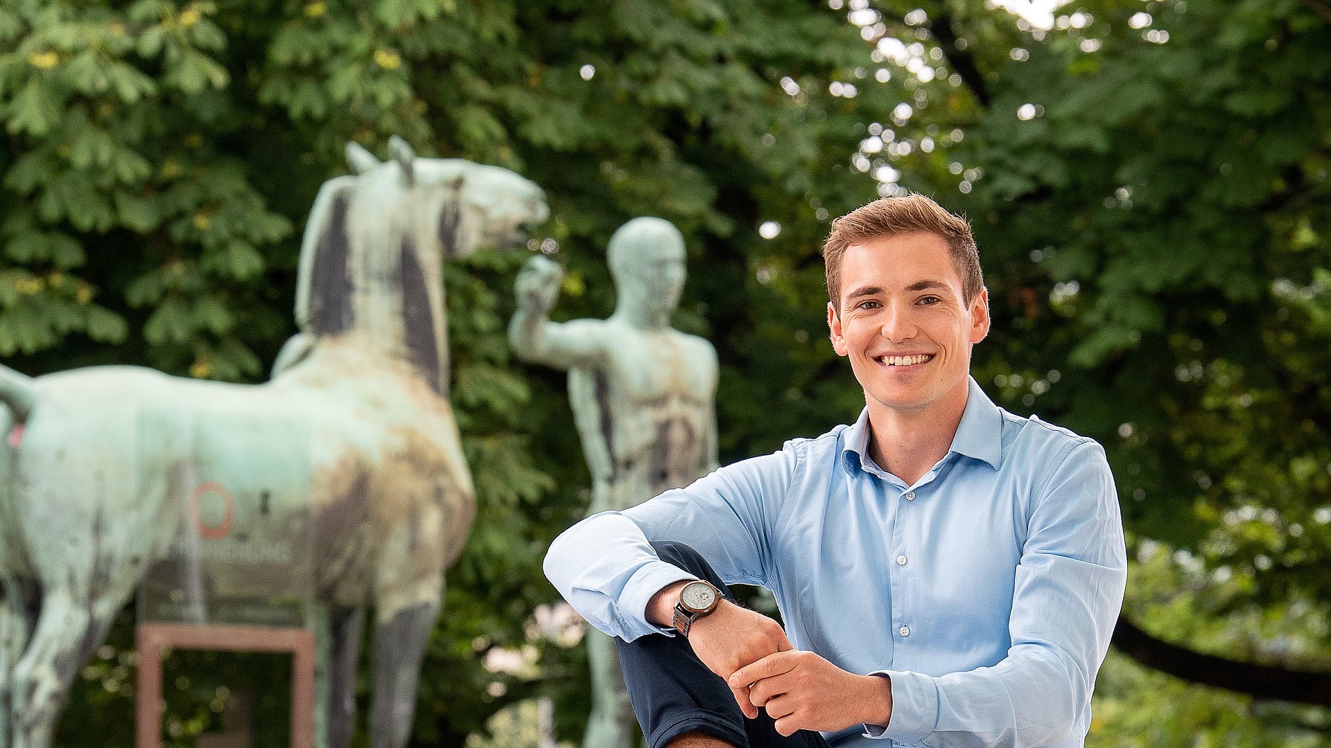 Der ehemalige Leiter des Projekts mentoring@salsianum lächelt freundlich in die Kamera. Er hat kurze Haare und trägt ein hellblaues Hemd