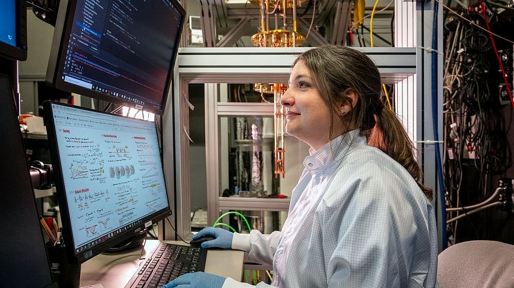 Viviana Villafañe examines research results on the PC.