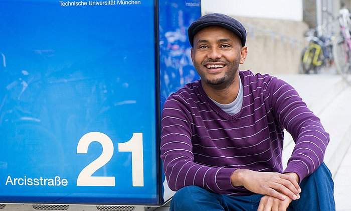 Habtom Gidey am Eingang der TUM
