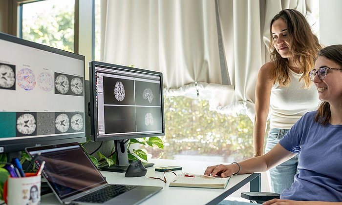 Vasiliki Sideri-Lampretsa mit einer Kollegin vor PC-Bildschirmen