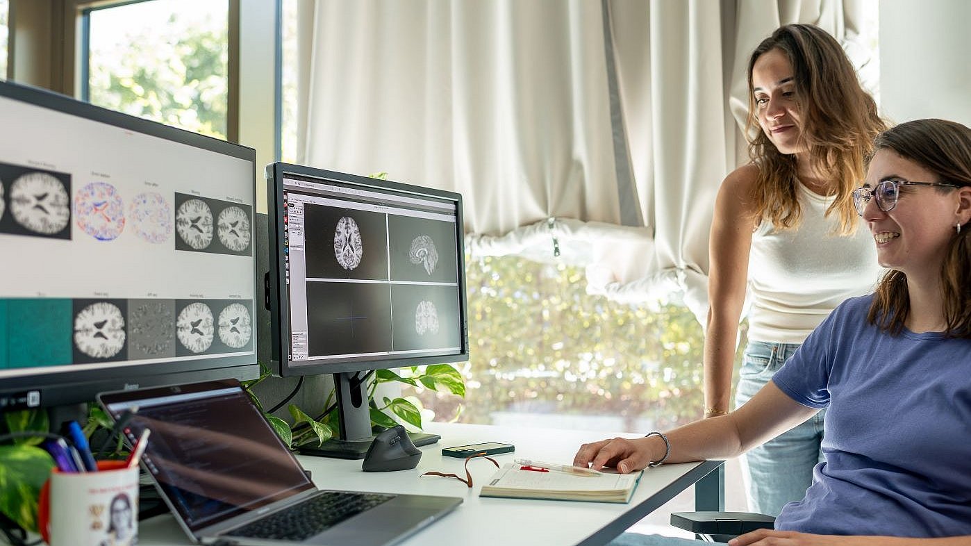 Vasiliki Sideri-Lampretsa mit einer Kollegin vor PC-Bildschirmen