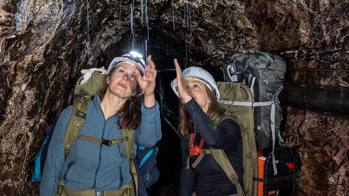 Verena Stammberger (l.) vom Lehrstuhl für Hangbewegungen untersucht einmal pro Monat den Zustand des Permafrosts im Inneren der Zugspitze. Durch den Klimawandel schmilzt das „ewige Eis“ – mit Folgen für den Wasserkreislauf in den Alpen und darüber hinaus.