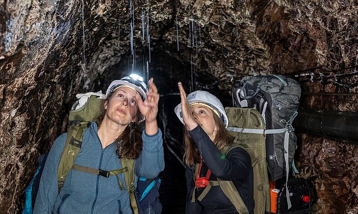 Verena Stammberger (l.) vom Lehrstuhl für Hangbewegungen untersucht einmal pro Monat den Zustand des Permafrosts im Inneren der Zugspitze. Durch den Klimawandel schmilzt das „ewige Eis“ – mit Folgen für den Wasserkreislauf in den Alpen und darüber hinaus.
