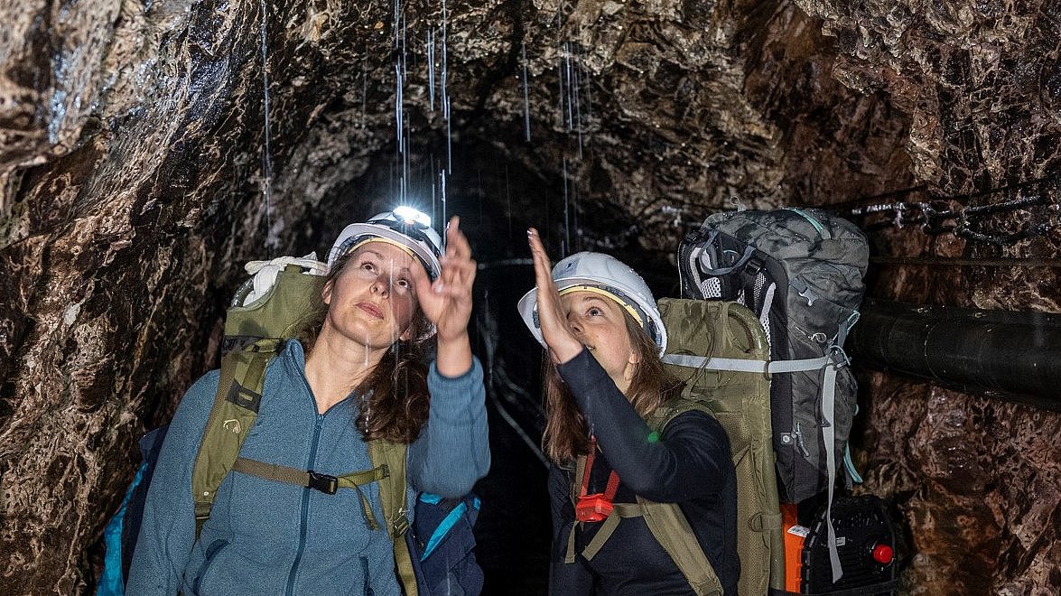 Verena Stammberger (l.) vom Lehrstuhl für Hangbewegungen untersucht einmal pro Monat den Zustand des Permafrosts im Inneren der Zugspitze. Durch den Klimawandel schmilzt das „ewige Eis“ – mit Folgen für den Wasserkreislauf in den Alpen und darüber hinaus.